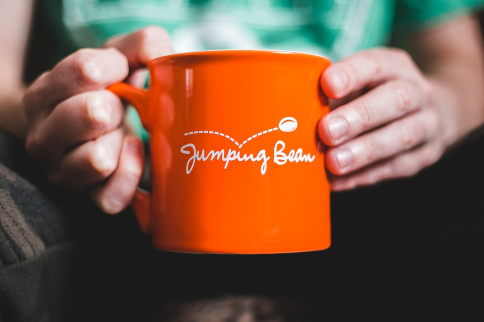Kenali 4 Manfaat dan Keefektifan Mug Jumping Bean Promosi Bisnis